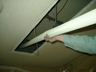 施工中（室内）照明器具の開口を利用しての配管作業